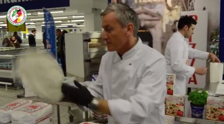 Video: Pizza-Akrobatik in der Metro Berlin