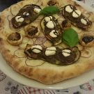 Pizza Campagna - 
Mozzarella, rote Zwiebeln, Auberginen mit Gemüse Pilze gefüllt mit Gemüsefüllung