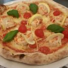 Pizza Mare - 
Mozzarella, Tomaten, Scampi, Paniermehl, geriebene Zitronen, Kirschtomaten