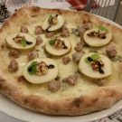 Pizza Monti - 
Mozzarella, italienische Wurst, Gorgonzola, Birnen, Walnüsse