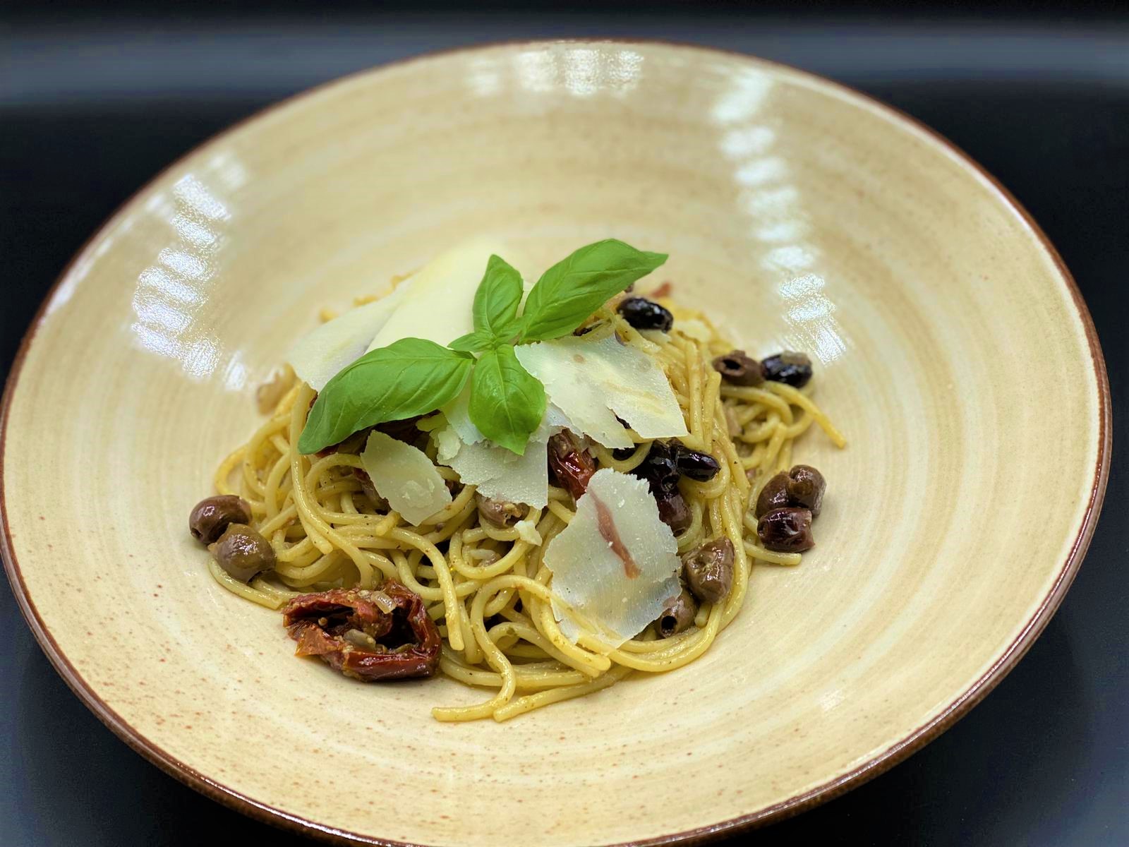Spaghetti mit Tagliasce Oliven und Pesto Genovese