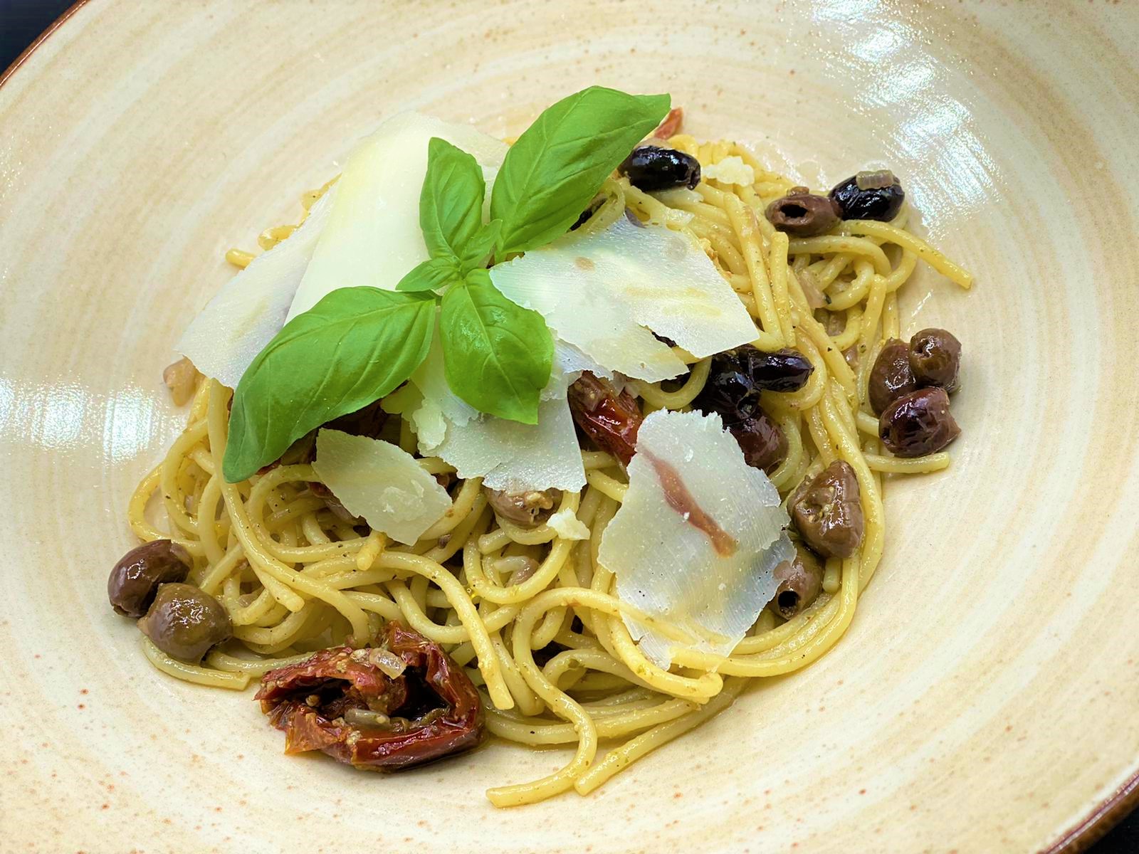 Spaghetti mit Tagliasce Oliven und Pesto Genovese