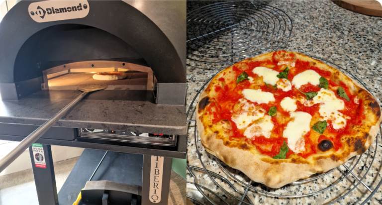 Neapolitanische Pizza Margherita frisch gebacken im Elektro-Pizzaofen