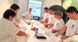 Pizzateig von Hand kneten Traditionelle Technik im Pizzakurs