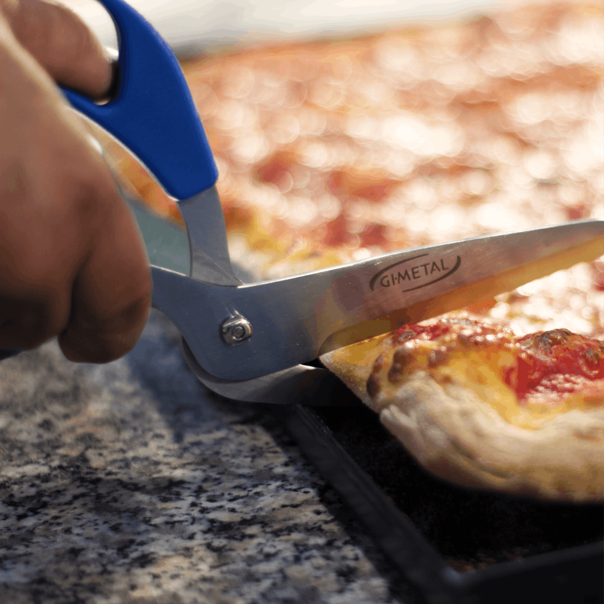 GiMetal Pizzaschere beim Schneiden einer Blechpizza AC-FR