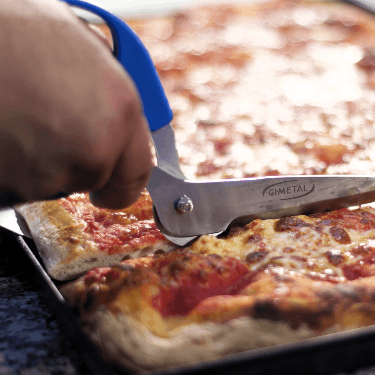 GiMetal Pizzaschere beim Schneiden einer Blechpizza AC-FR