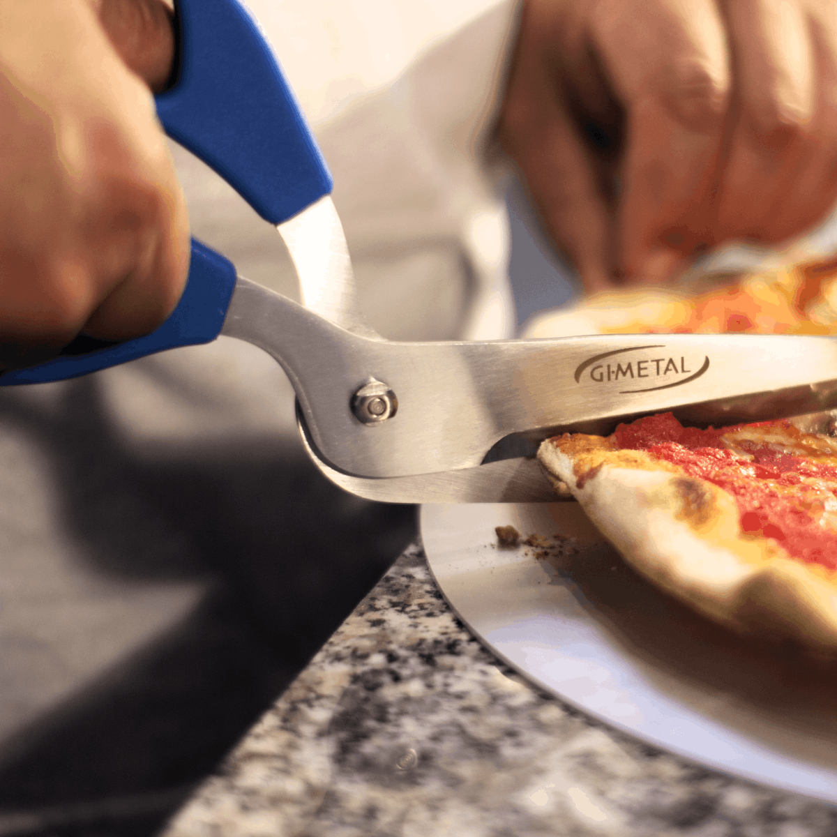 Profi Pizzaschere GiMetal beim Schneiden einer Pizza AC-FR