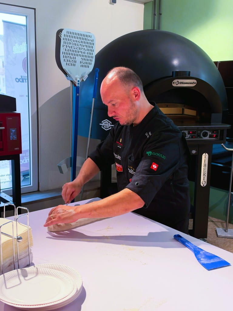 Pizza machen Backen Genießen Pizza Experience im Pizza-Schule Showroom