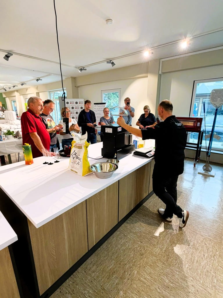 Pizza machen Backen Genießen Pizza Experience im Pizza-Schule Showroom